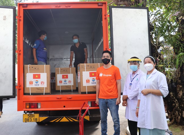 Additional tens of billions of VND donated to strengthen Ho Chi Minh City’s fight against COVID-19